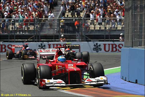 Фернандо Алонсо на пути к победе: один из эпизодов Гран При Европы
