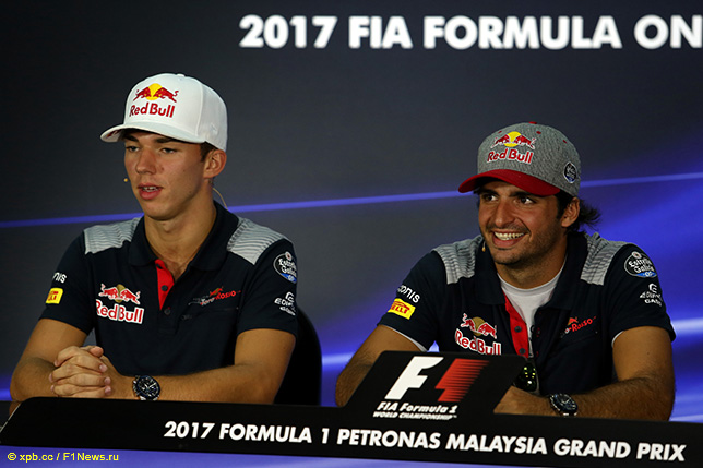 Пьер Гасли и Карлос Сайнс на пресс-конференции FIA в Сепанге