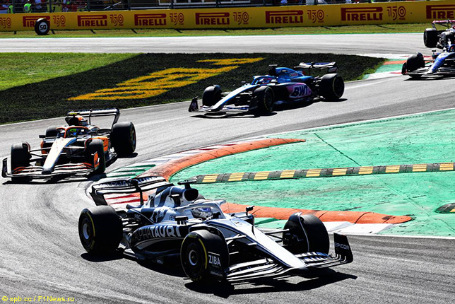 Пьер Гасли ведёт борьбу на трассе Гран При Италии