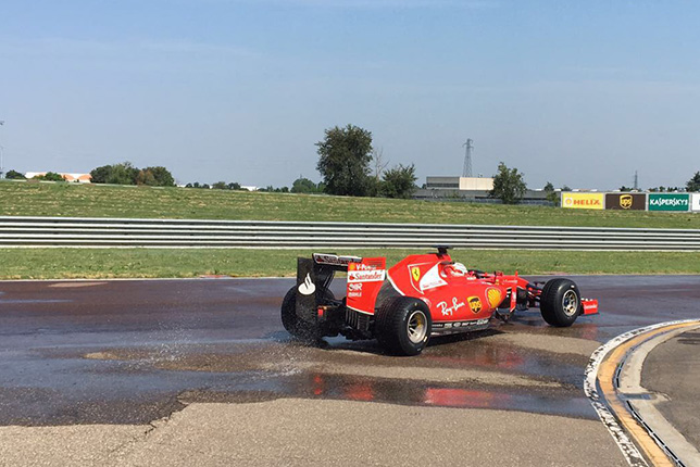 Антонио Джовинацци за рулём Ferrari SF15-T на тестах Pirelli