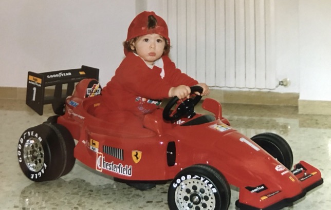 Антонио Джовинацци в нежном возрасте за рулём игрушечной Ferrari, фото из Twitter гонщика