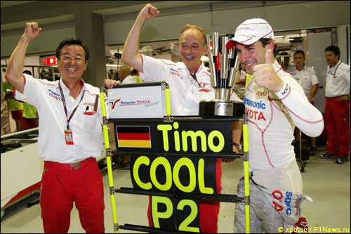 Тимо Глок и руководство Toyota F1 празднуют сингапурский успех