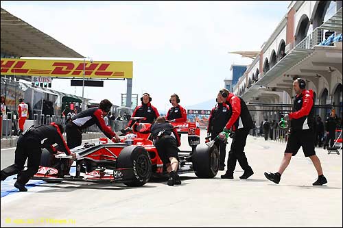 Тимо Глок и механики Marussia Virgin Racing