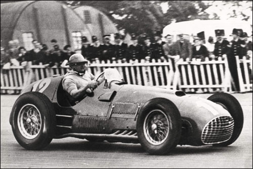 Хосе-Фройлан Гонсалес ведет Ferrari 375 к победе в Гран При Великобритании 1951 года