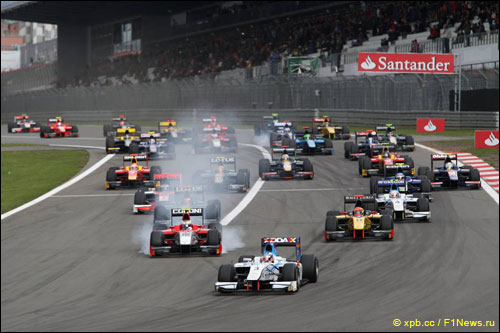 Шарль Пик лидирует на старте субботней гонки GP2 на Нюрбургринге. Будущий победитель заблокировал колеса на торможении