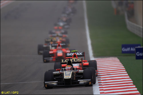 Джеймс Каладо сдерживает атаки Луиса Разии в субботней гонке GP2 в Бахрейне