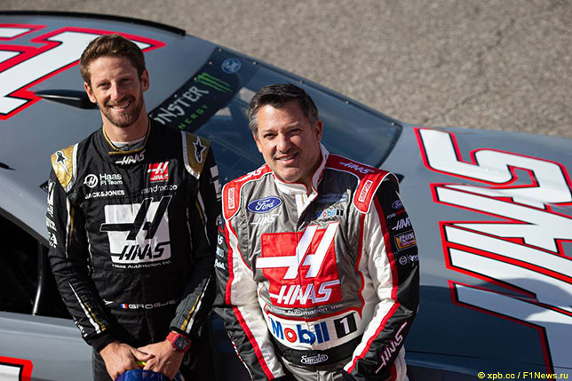 Роман Грожан и Тони Стюард у машины NASCAR команды Stewart-Haas