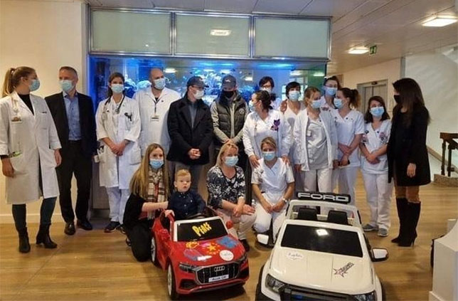 Роман Грожан передал женевскому госпиталю детские электромобили