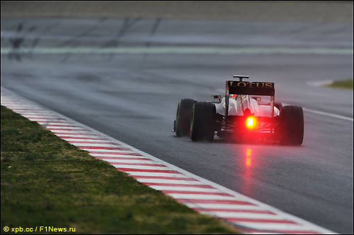 Роман Грожан за рулем Lotus E21 на трассе в Барселоне