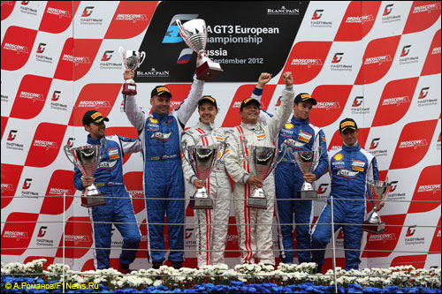 Россияне на подиуме второй гонки GT3: второй слева Алексей Басов, второй справа Александр Скрябин