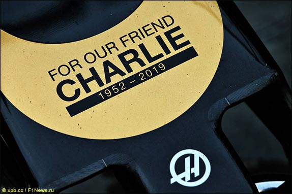 На машинах и шлемах гонщиков появились надписи в память о гоночном директоре FIA Чарли Уайтинге, скоропостижно скончавшемся в Мельбурне в ночь на четверг