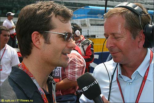 Джефф Гордон даёт интервью Мартину Брандлу на Гран При США, 2006 год
