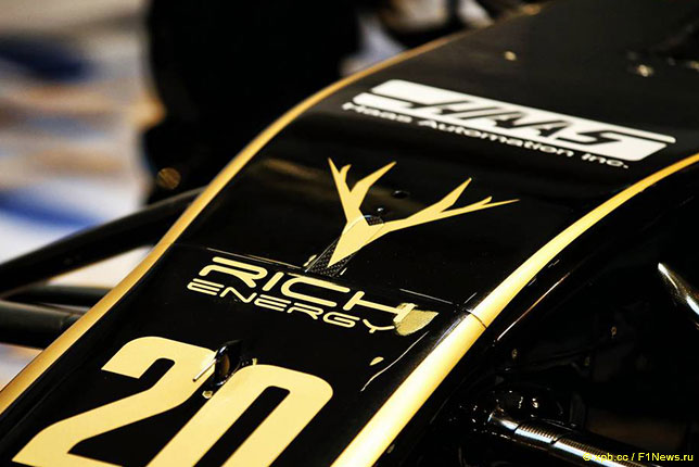 Логотип компании Rich Enegry на машине Haas