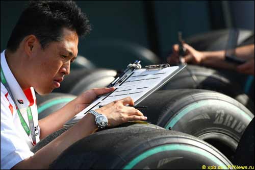 Специалист Bridgestone проверяет состояние шин