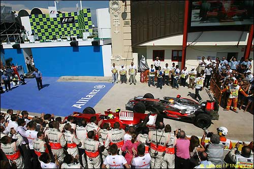 Льюис Хэмилтон и механики McLaren