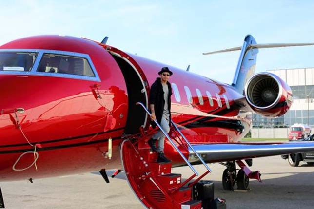 Льюис Хэмилтон и его самолёт, фото из Instagram гонщика