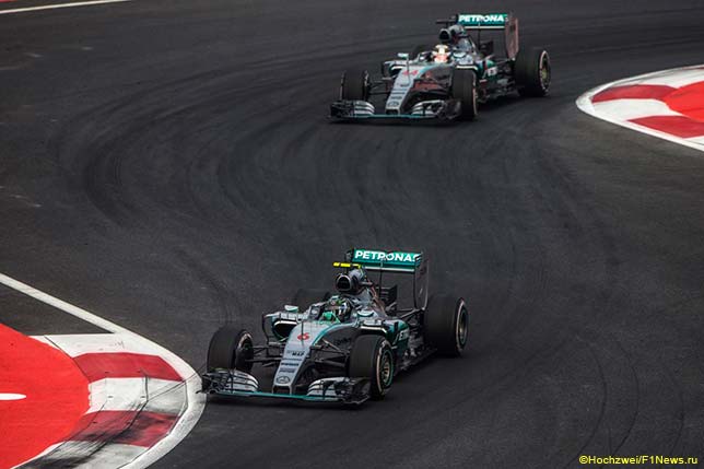 Гонщики Mercedes на трассе Гран При Мексики