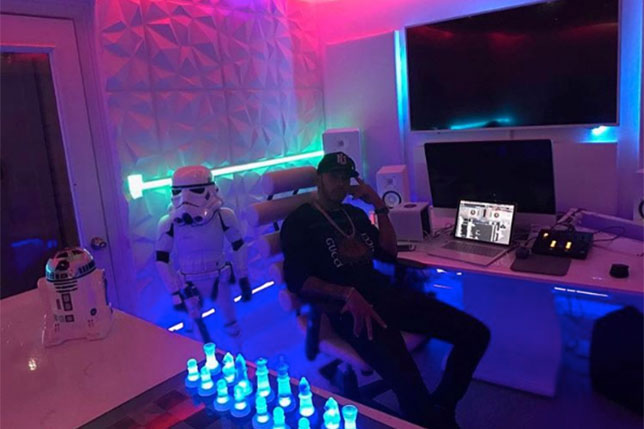 Льюис Хэмилтон в студии звукозаписи продюсера Андерсона Vinilz Эрнандеса, фото из Instagram гонщика