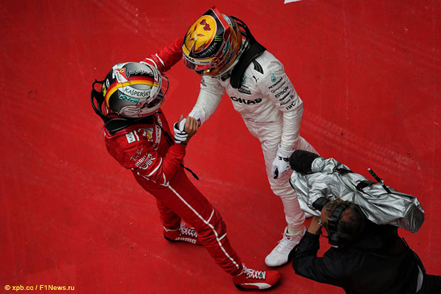 Себастьян Феттель поздравляет Льюиса Хэмилтона с победой в Гран При Китая