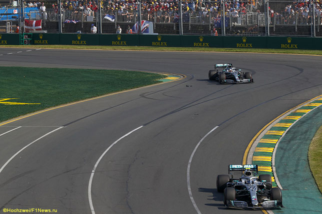 Гонщики Mercedes на трассе Гран При Австралии, где Валттери Боттас заработал дополнительное очко за лучший круг