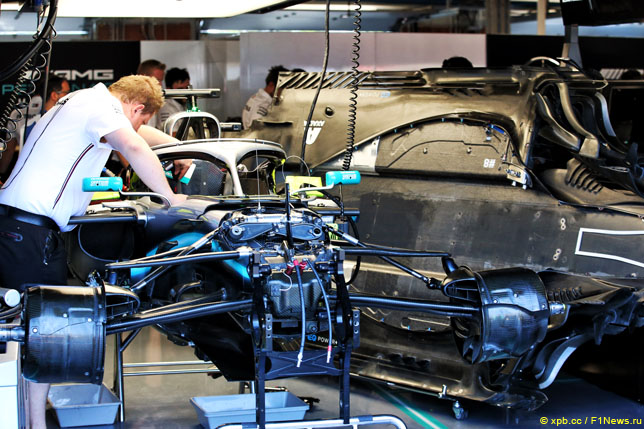 Механики Mercedes работают с машиной Льюиса Хэмилтона