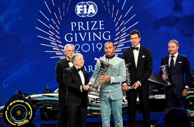 Льюис Хэмилтон получил чемпионский кубок из рук Жана Тодта, президента FIA