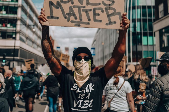 Льюис Хэмилтон на акции в поддержку движения Black Lives Matter, 2020 год