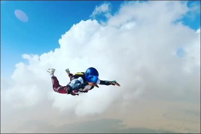 Видео: Льюис Хэмилтон прыгнул с парашютом