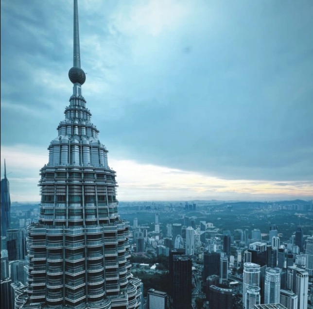 Вид, который Льюис Хэмилтон запечатлен с верхних этажей штаб-квартиры Petronas в Куала-Лумпуре