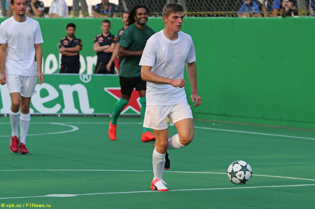 Макс Ферстаппен участвует в благотворительном футбольном матче, 2016 год