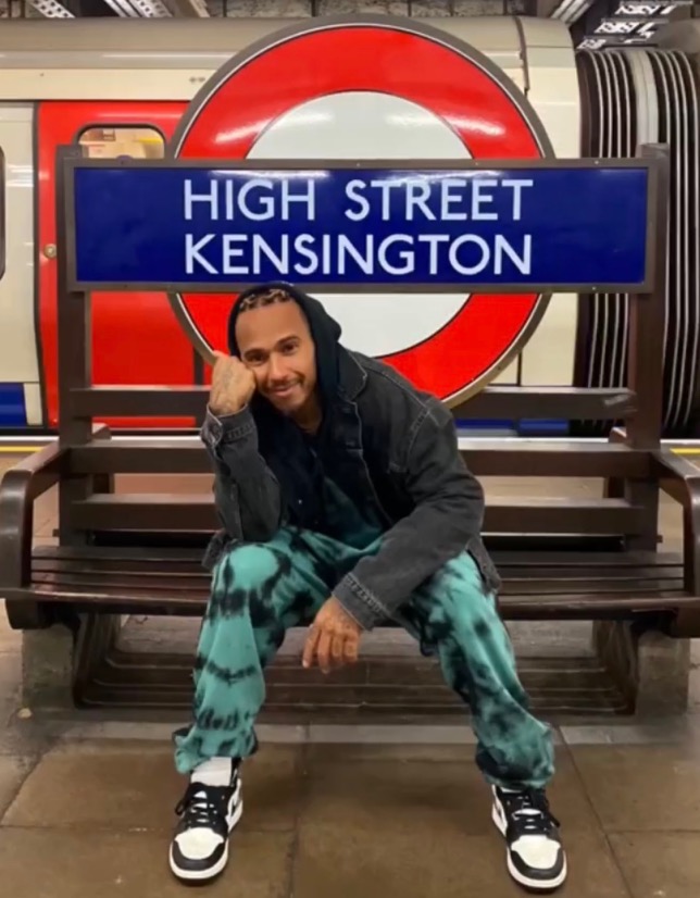 Льюис Хэмилтон в лондонском метро, фото из социальных сетей