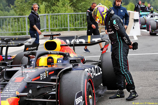 После квалификации Льюис Хэмилтон внимательно изучал машину Red Bull, которой проиграл так много