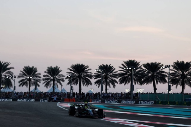 Льюис Хэмилтон за рулём Mercedes W14 на трассе в Абу-Даби, фото XPB