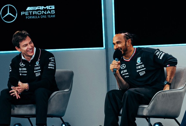 Льюис Хэмилтон и Тото Вольфф на встрече с командой в преддверии сезона, фото пресс-службы Mercedes