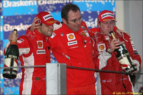 Стефано Доменикали и гонщики Ferrari на подиуме Гран При Бразилии