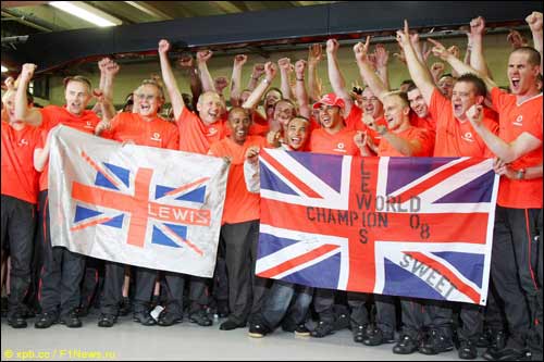 Команда McLaren празднует победу Льюиса Хэмилтона