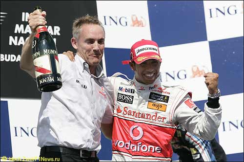 Льюис Хэмилтон и глава McLaren Мартин Уитмарш на подиуме Гран При Венгрии