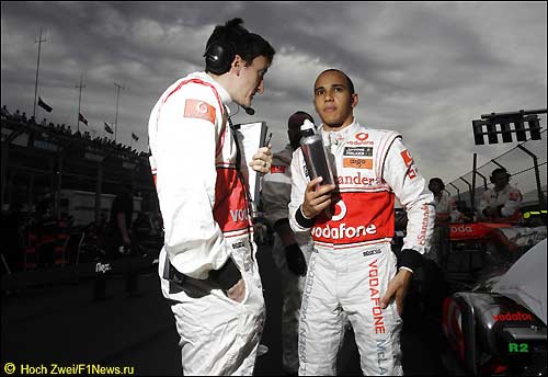 Льюис Хэмилтон и его гоночный инженер перед стартом Гран При Австралии