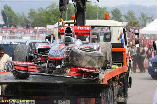 Машина Льюиса Хэмилтона, разбитая в аварии на Гран При Испании