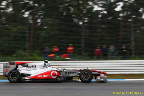 Льюис Хэмилтон за рулем McLaren