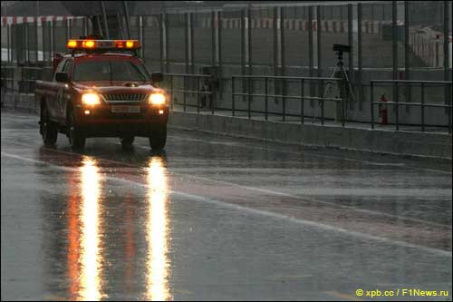 Финальный день тестов в Барселоне оказался испорчен проливным дождем