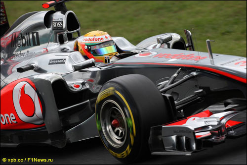 Льюис Хэмилтон за рулем McLaren MP4-26