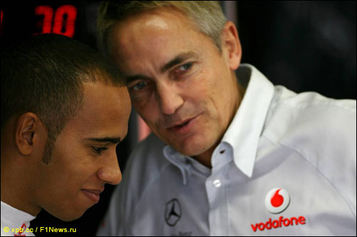 Руководитель McLaren Мартин Уитмарш с Льюисом Хэмилтоном