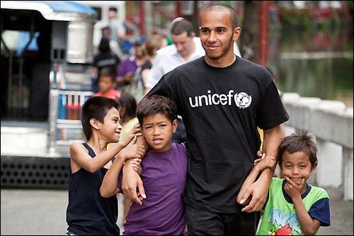 Льюис Хэмилтон и филиппинские дети, фото UNICEF