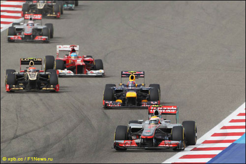 Льюис Хэмилтон ведёт борьбу с соперниками на трассе Гран При Бахрейна
