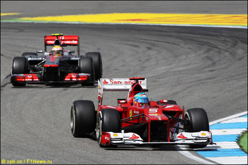 Льюис Хэмилтон преследует Фернандо Алонсо на Гран При Германии 2012