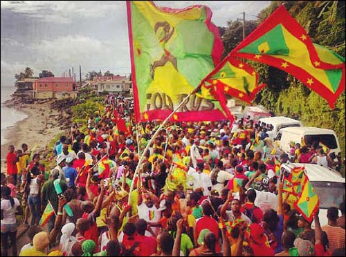Жители Гренады празднуют победу Кирани Джеймса в беге на 400 метров