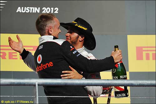 Мартин Уитмарш поздравляет Льюиса Хэмилтона с победой в Гран При США