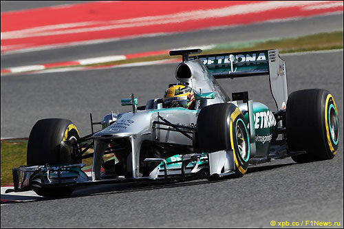 Льюис Хэмилтон за рулем Mercedes W04 на тестах в Барселоне