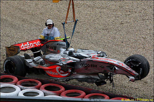 McLaren Льюиса Хэмилтона эвакуируют с трассы после аварии, Нюрбургринг, 2007 год